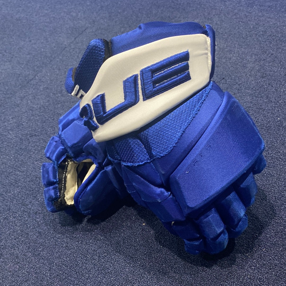 Mitch Marner signed game model TRUE gloves 👀 Yes, the gloves are